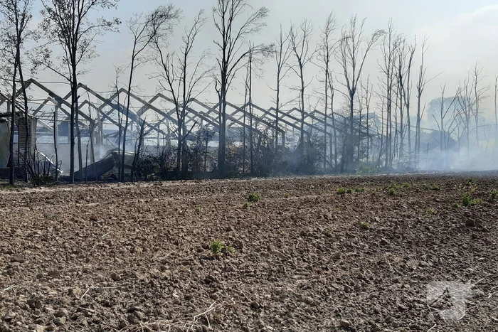Enorme rookwolken bij brand in opslagloods