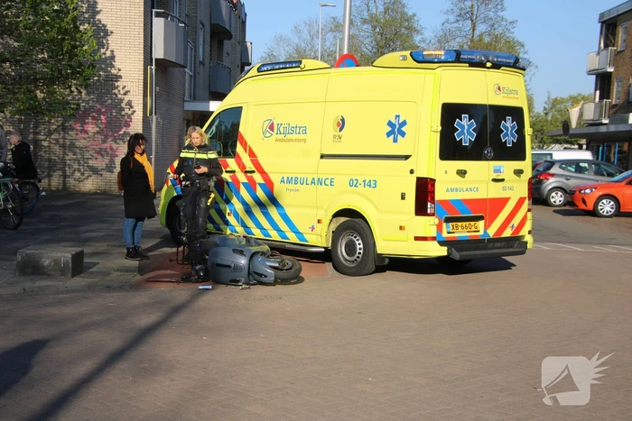 Scooterrijder gewond na ongeval met personenauto