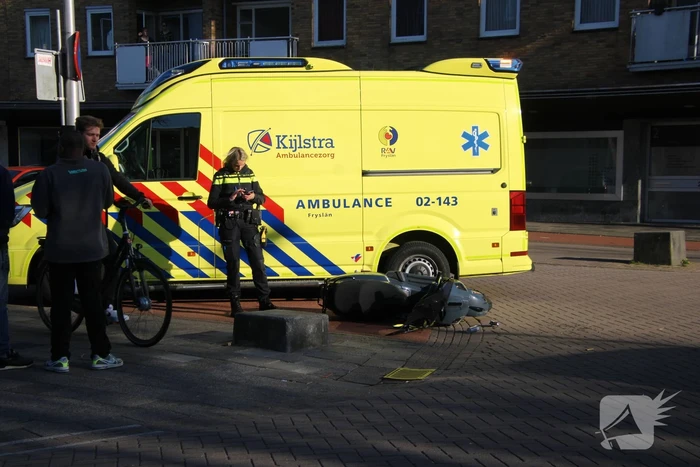 Scooterrijder gewond na ongeval met personenauto