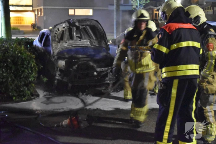 Twee geparkeerde auto's compleet uitgebrand