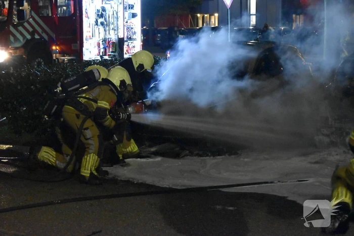 Twee geparkeerde auto's compleet uitgebrand