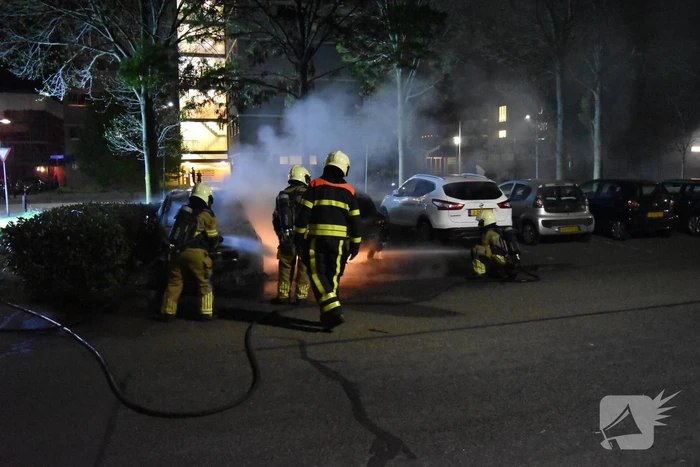 Twee geparkeerde auto's compleet uitgebrand