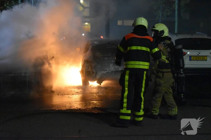 Twee geparkeerde auto's compleet uitgebrand