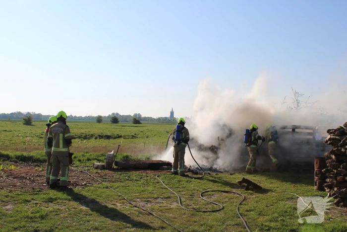 Veilingskratten vatten vlam in polder