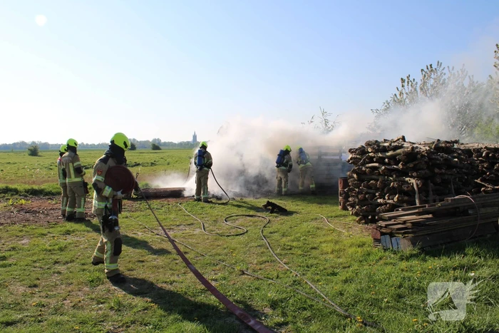 Veilingskratten vatten vlam in polder