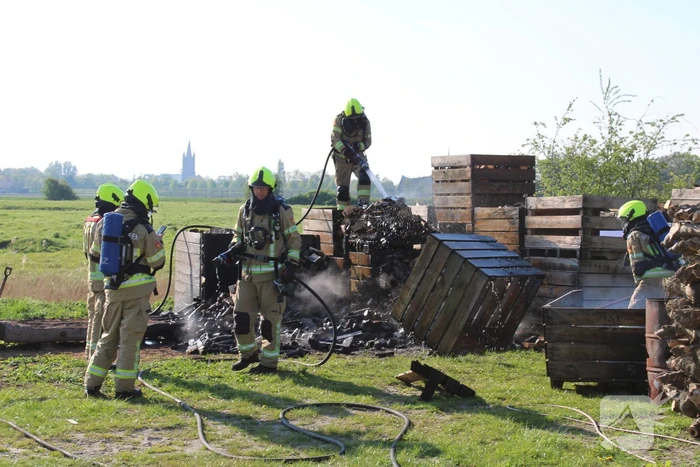 Veilingskratten vatten vlam in polder