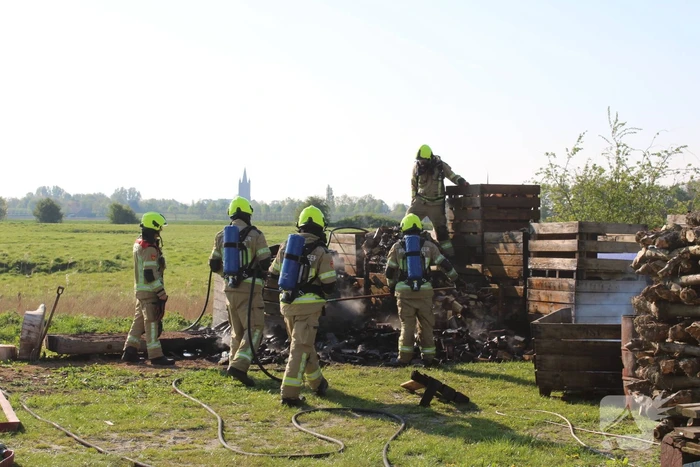 Veilingskratten vatten vlam in polder