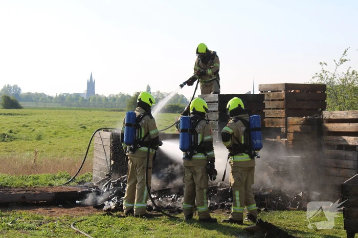 Veilingskratten vatten vlam in polder