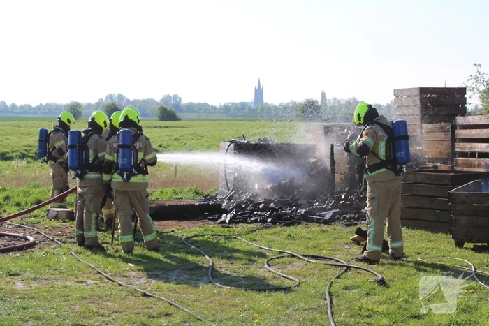 Veilingskratten vatten vlam in polder