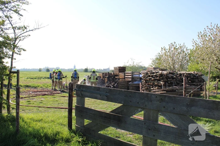 Veilingskratten vatten vlam in polder