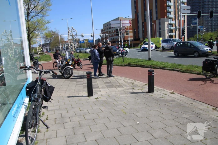 Man op fiets geschept door auto