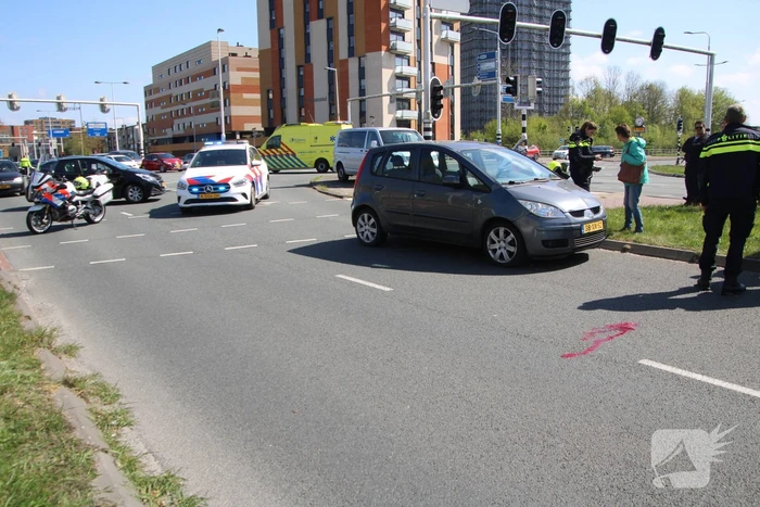 Man op fiets geschept door auto
