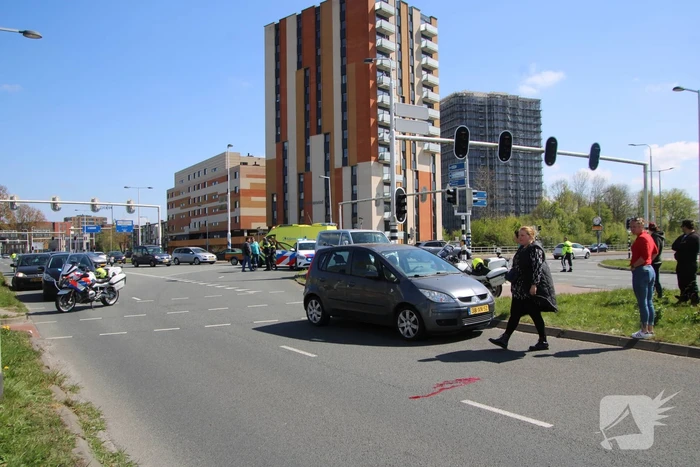 Man op fiets geschept door auto