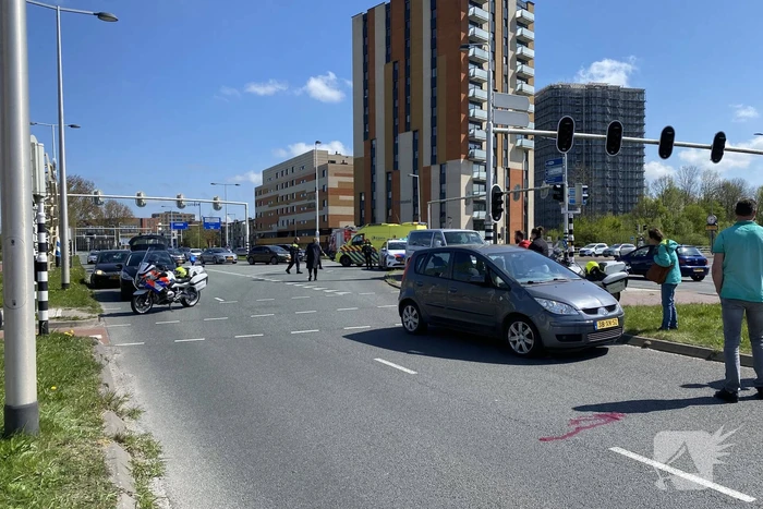 Man op fiets geschept door auto