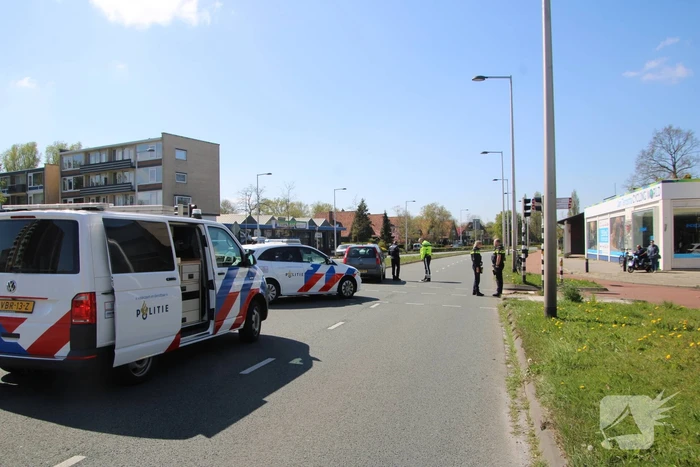 Man op fiets geschept door auto