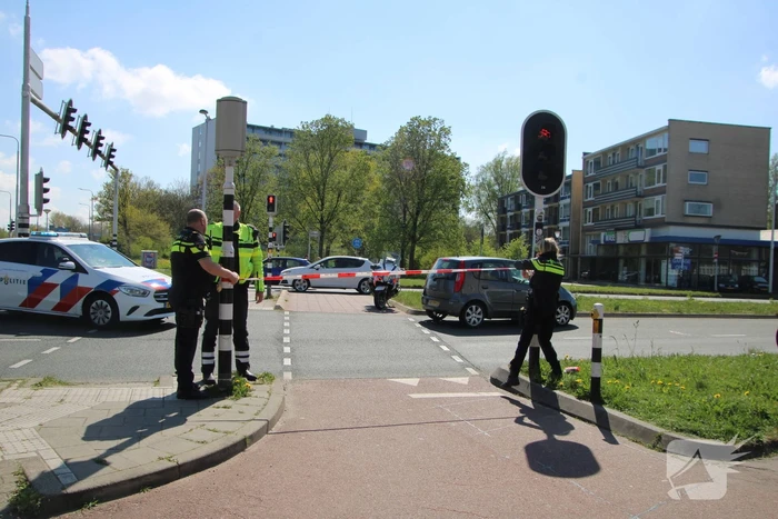 Man op fiets geschept door auto