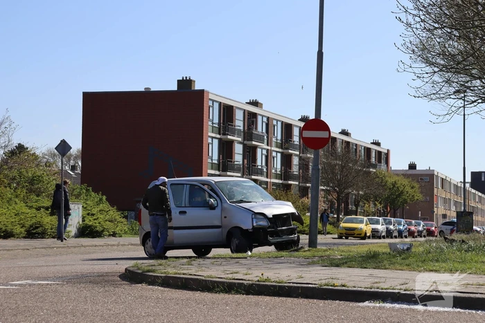 Automobilist eindig tegen lantarenpaal