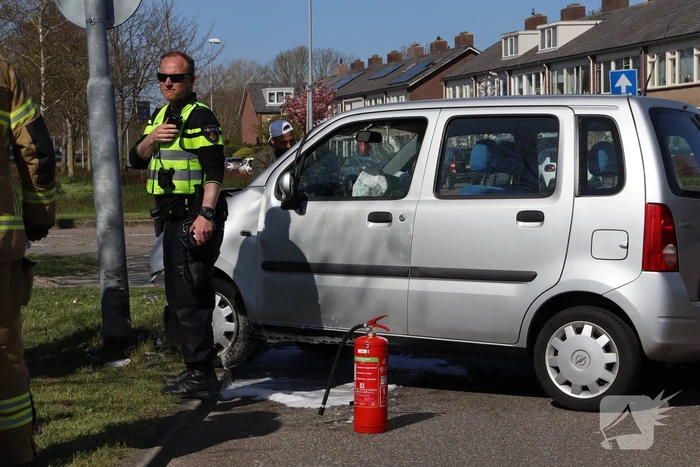 Automobilist eindig tegen lantarenpaal
