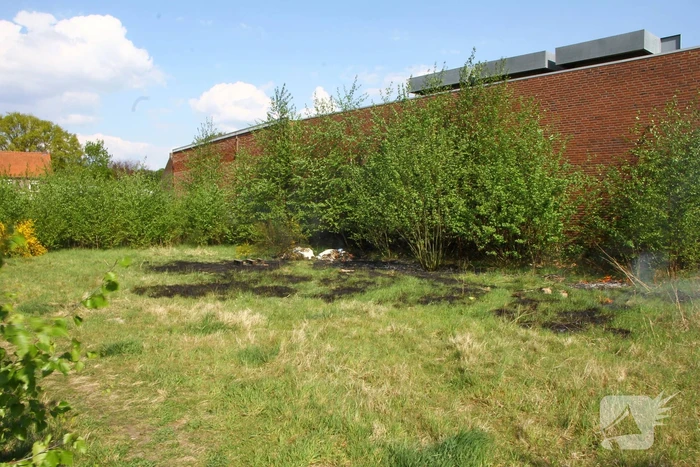 Grasgedeelte vat vlam door mogelijke brandstichting