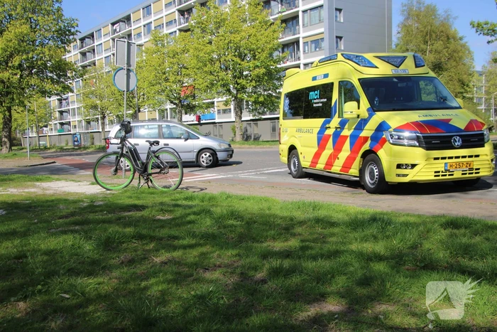E-biker botst met auto