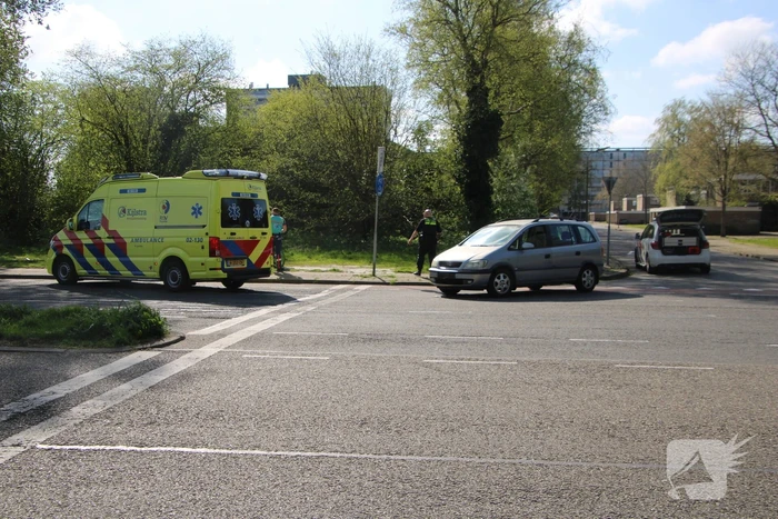 E-biker botst met auto