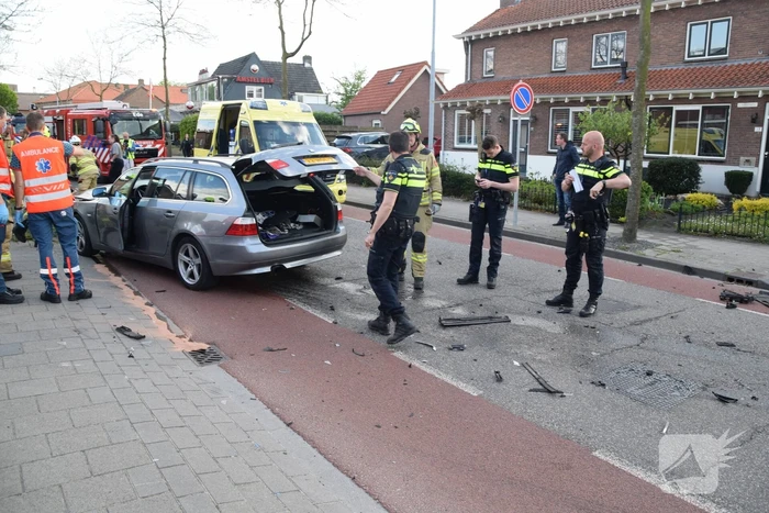Twee auto's botsen op elkaar