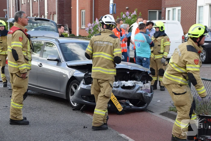 Twee auto's botsen op elkaar