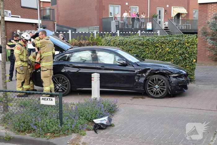 Twee auto's botsen op elkaar