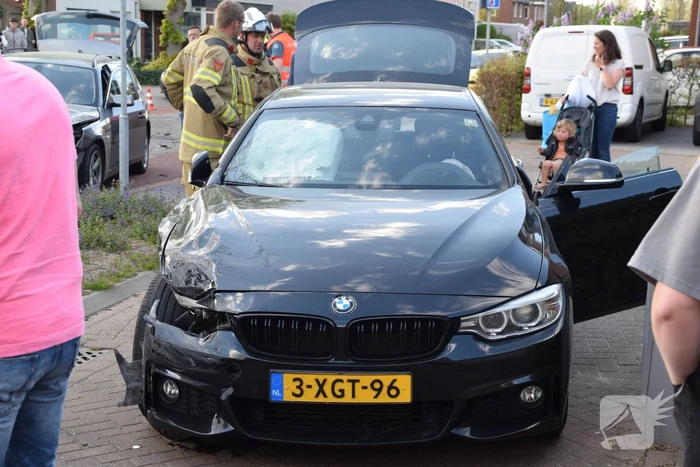 Twee auto's botsen op elkaar