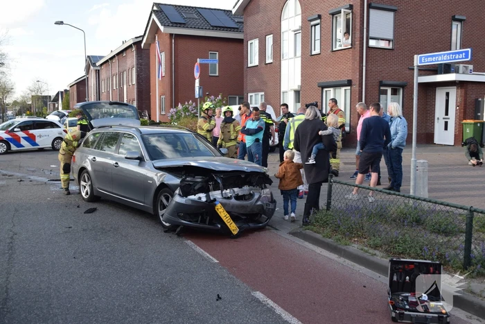 Twee auto's botsen op elkaar