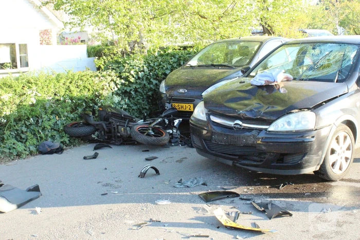 Zwaargewonde na botsing tussen brommer en auto