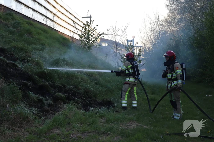 Treinverkeer stilgelegd vanwege brand naast spoor