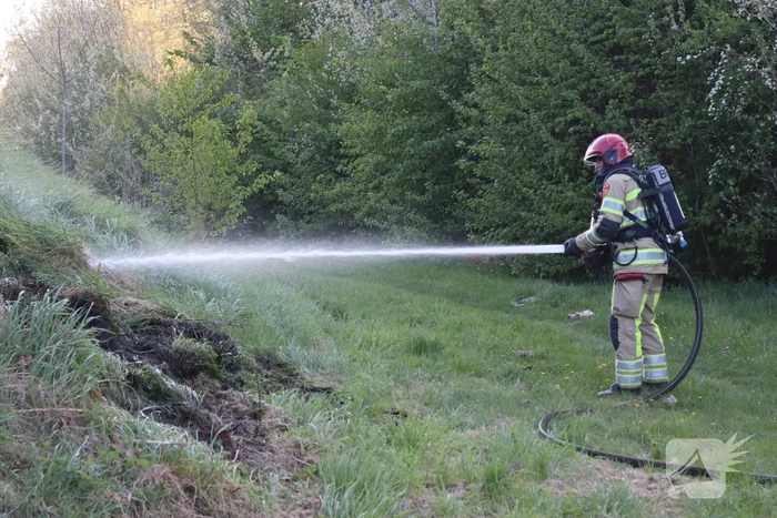 Treinverkeer stilgelegd vanwege brand naast spoor