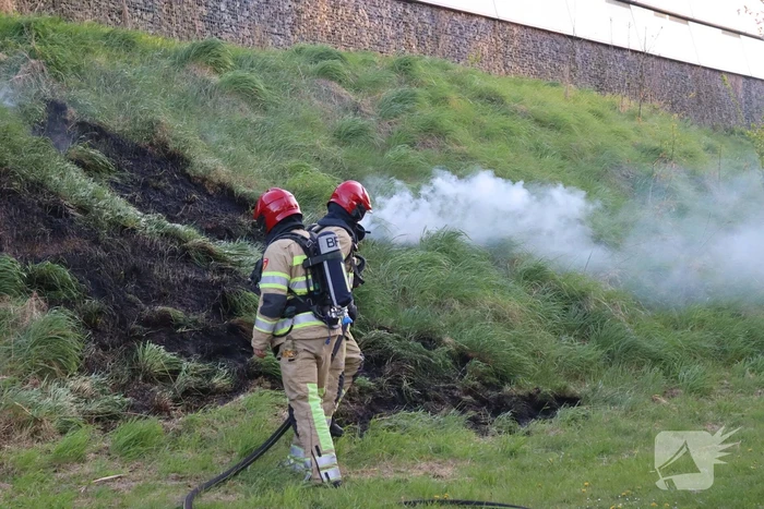 Treinverkeer stilgelegd vanwege brand naast spoor