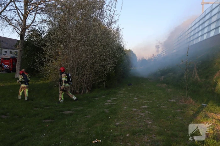 Treinverkeer stilgelegd vanwege brand naast spoor
