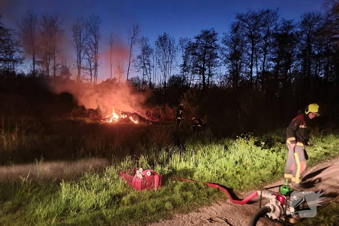 Hevige buitenbrand in park