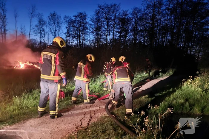 Hevige buitenbrand in park