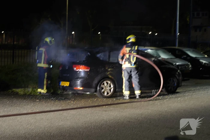 Geparkeerde auto volledig uitgebrand