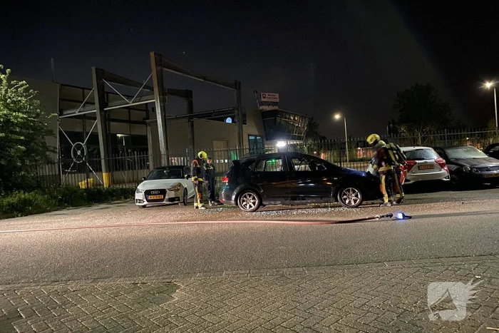 Geparkeerde auto volledig uitgebrand