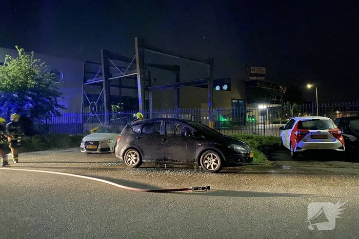 Geparkeerde auto volledig uitgebrand