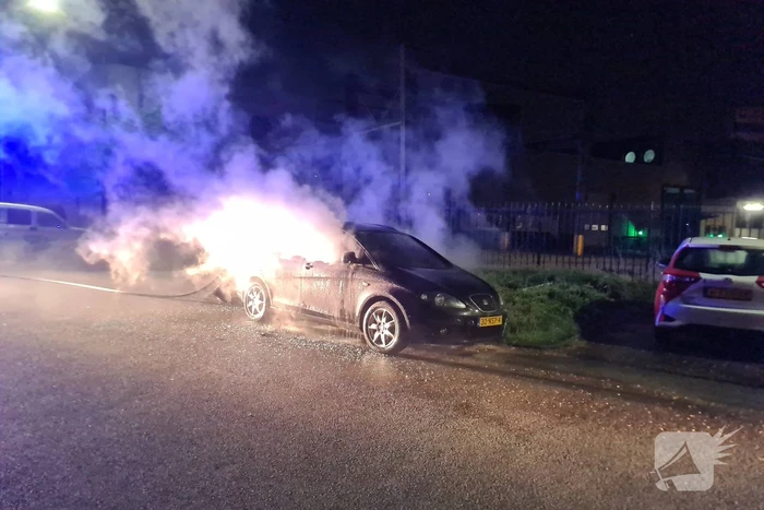 Geparkeerde auto volledig uitgebrand