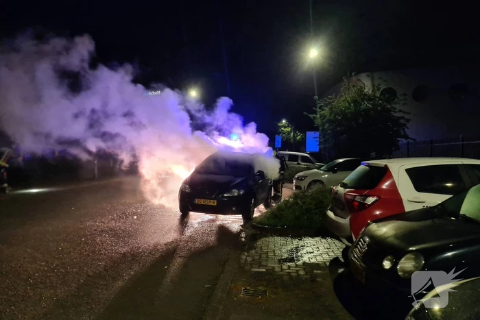Geparkeerde auto volledig uitgebrand