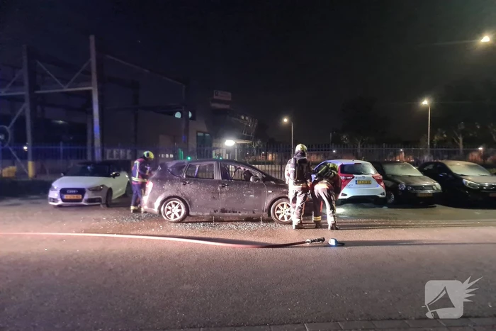 Geparkeerde auto volledig uitgebrand