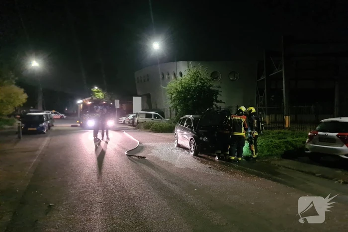 Geparkeerde auto volledig uitgebrand