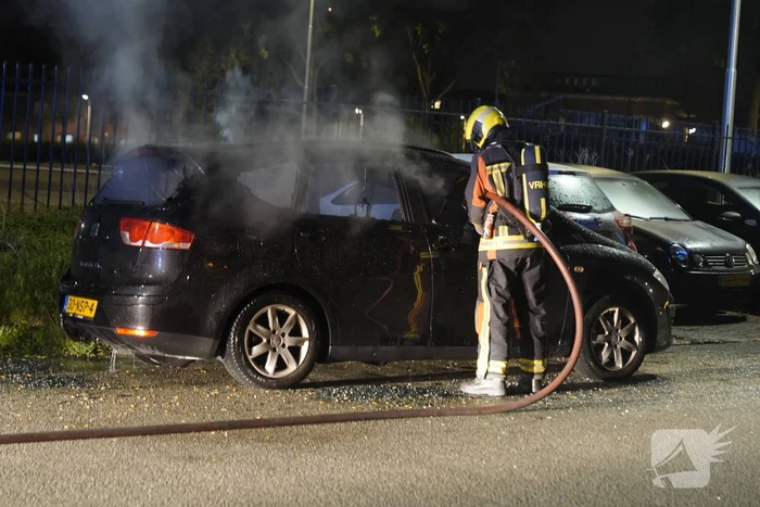 Geparkeerde auto volledig uitgebrand