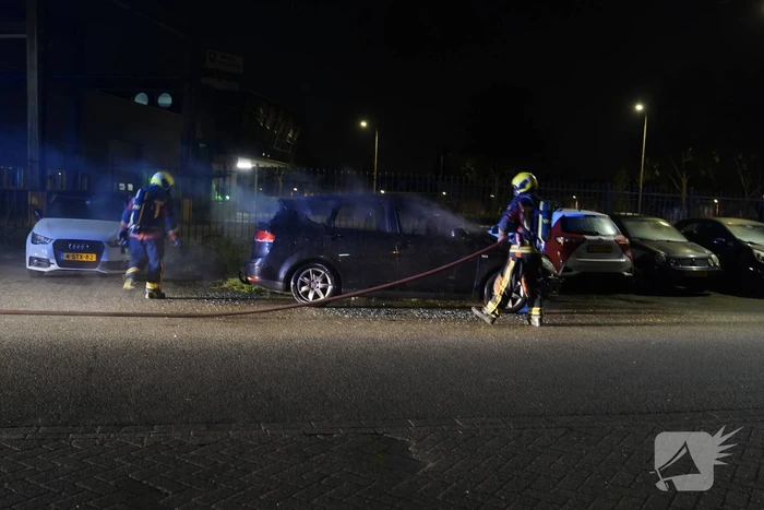 Geparkeerde auto volledig uitgebrand