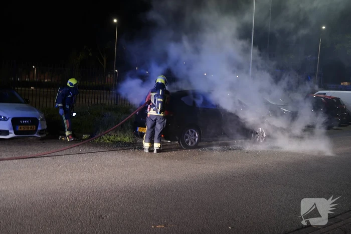Geparkeerde auto volledig uitgebrand