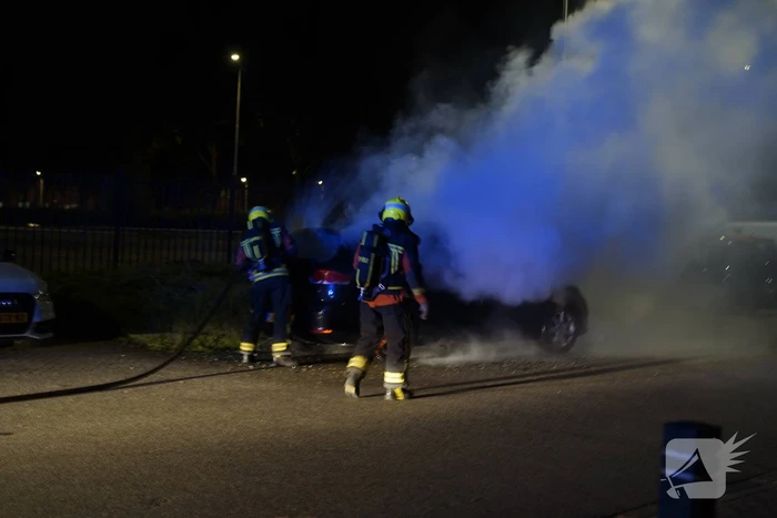Geparkeerde auto volledig uitgebrand