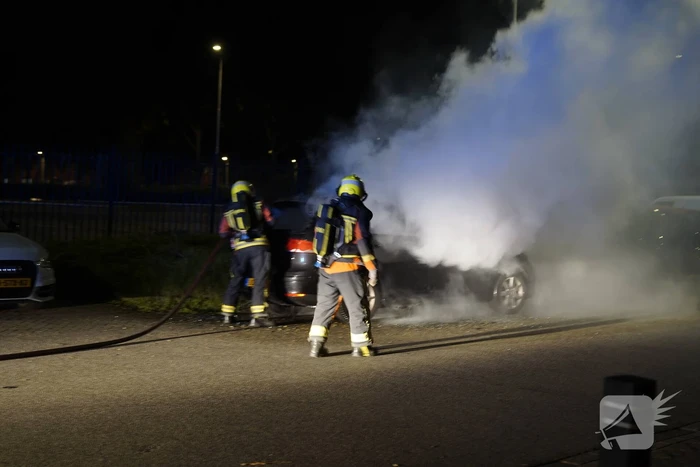 Geparkeerde auto volledig uitgebrand