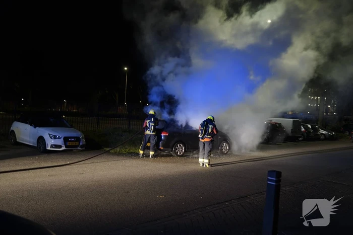 Geparkeerde auto volledig uitgebrand